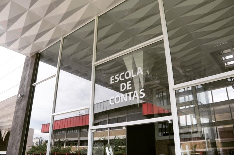A Escola de Contas do Tribunal de Contas do Amazonas anuncia a realização de 14 cursos