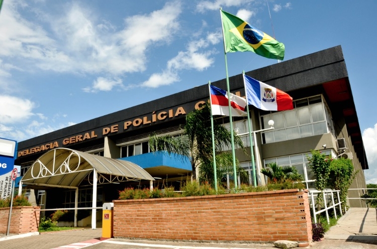Delegada-Geral de Polícia Civil do Amazonas “confisca”  Carteiras de ex-Delegados