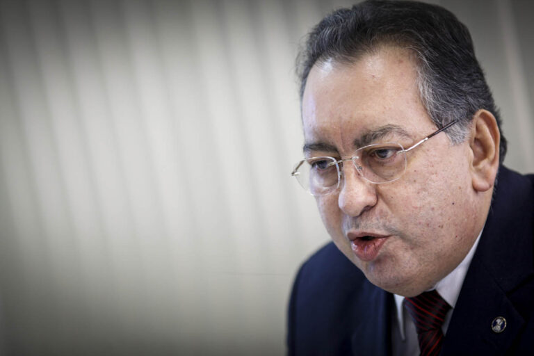 Não cabe ao servidor público municipal do Amazonas provar direito a crédito trabalhista