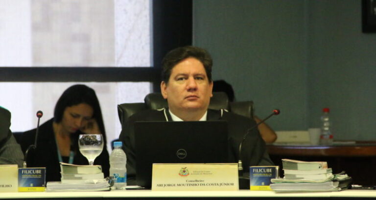 Conselheiro do TCE-AM suspende pregão eletrônico da Semef