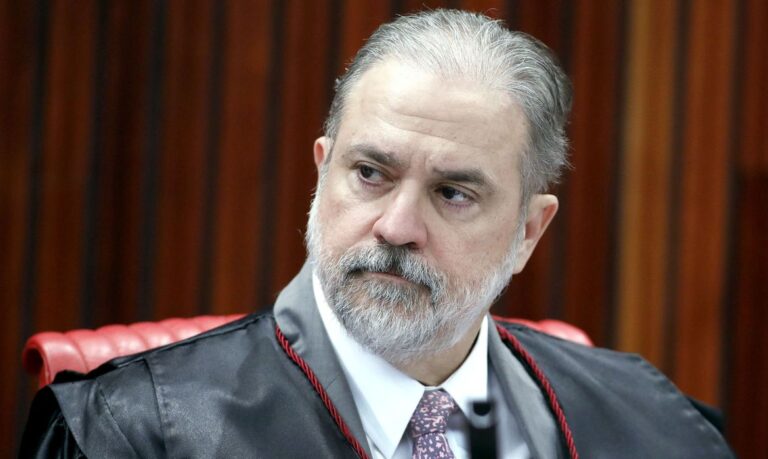 Augusto Aras defende suspensão de MP assinada por Jair Bolsonaro sobre redes sociais no STF