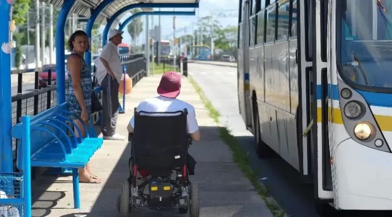 No DF, empresa de ônibus é condenada por recusar embarque de passageiro com deficiência