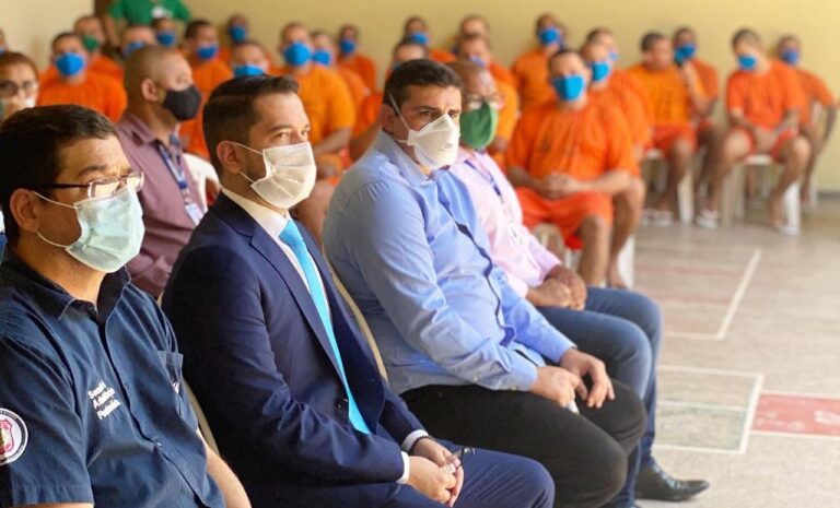 Juiz de Itacoatiara-AM participa da entrega de conclusão de curso a internos do município