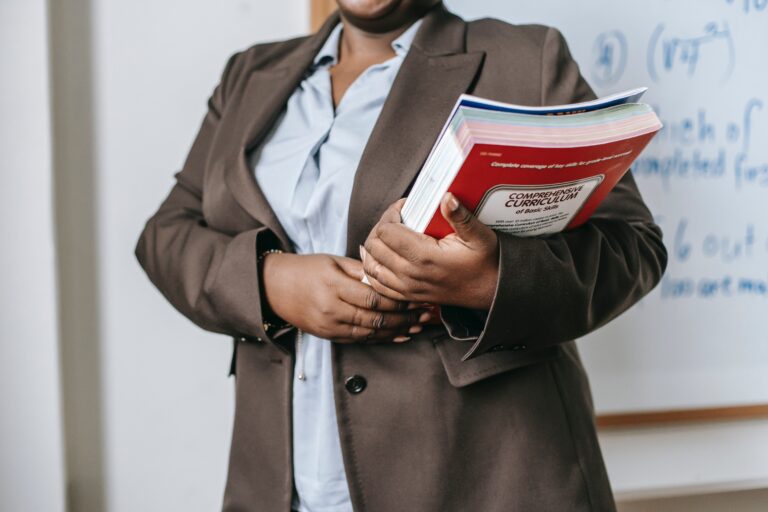 Mulher desclassificada de concurso e contratada temporariamente para mesma função será indenizada