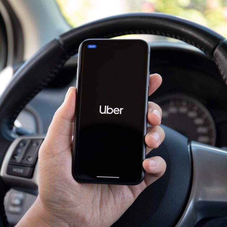 Uber é condenada a indenizar passageiro arrastado por veículo após discussão