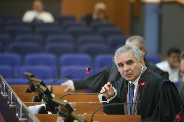 Constrangimento ilegal não evidenciado de plano justifica indeferimento de HC no Tribunal
