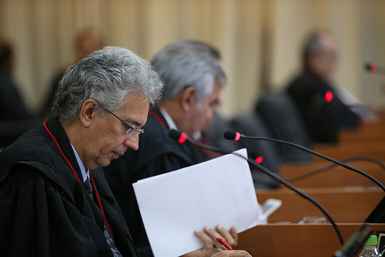 TJAM decide que cabe ao banco provar autenticidade de assinatura do contratante através de perícia