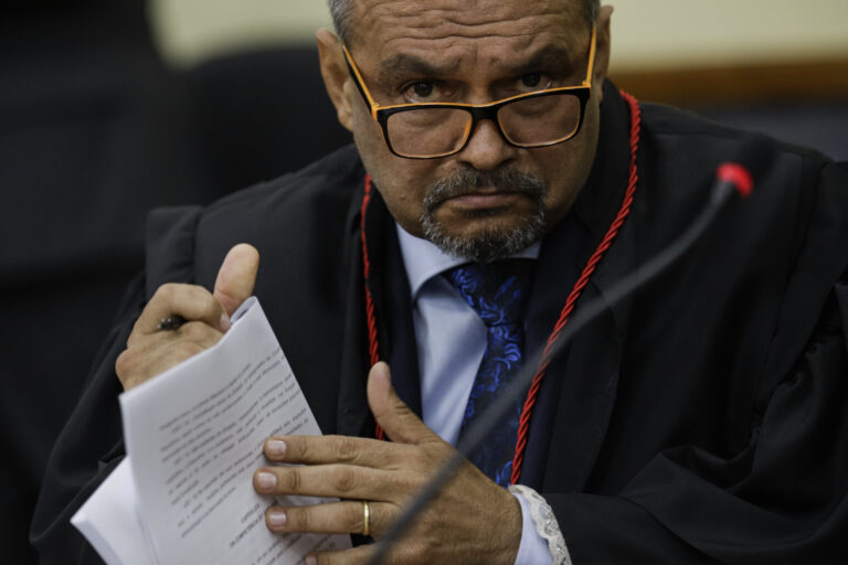 Ato sexual que envolve menor de 14 anos, mesmo sem contato físico, não é importunação, é estupro