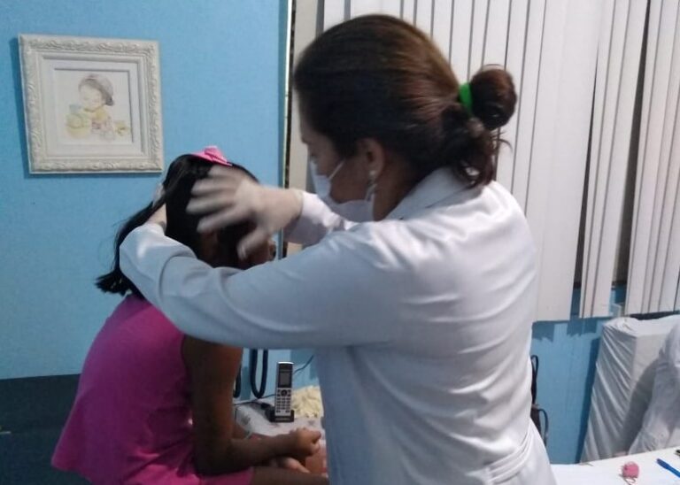 Crianças de abrigo recebem atendimento médico pela equipe do Subcomitê de Saúde do TJAM