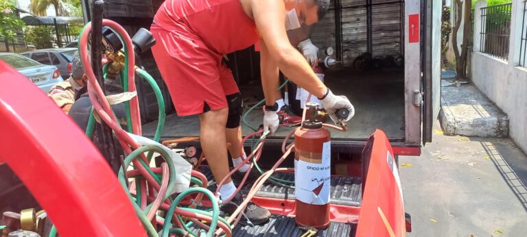 TJAM entrega cilindros de oxigênio e álcool para higienização às equipes de Bombeiros do Amazonas