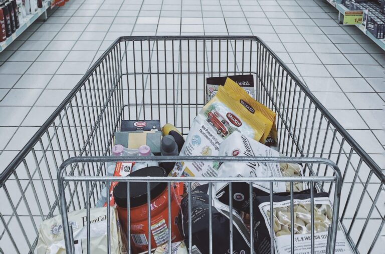 TRT-GO anula dispensa por justa causa de mulher que pegou R$ 1,50 do caixa para comprar lanche