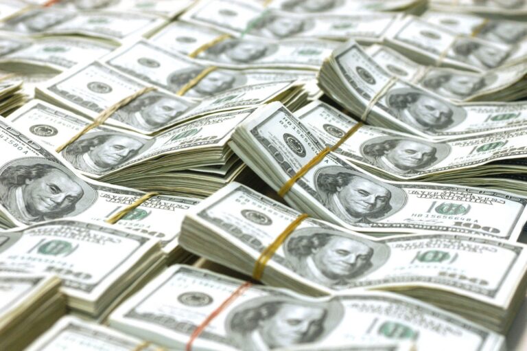 Dólar mostra queda em cotação com cenário atribuído a mudança no discurso de Lula
