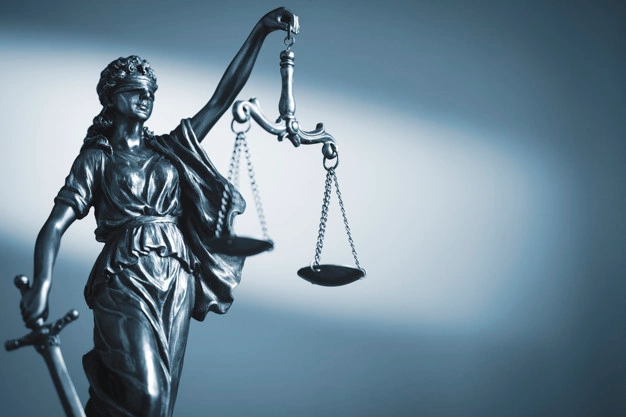figura-da-justica-segurando-balancas-e-uma-espada_124595-823