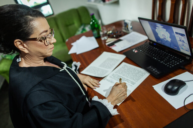 Gratificação de curso devida a servidores da saúde do Amazonas é assegurado em ação judicial