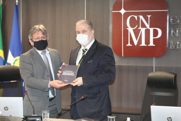 TRF1: OAB não pode se recusar a emitir 2ª via da carteira de advogado inadimplente com as anuidades