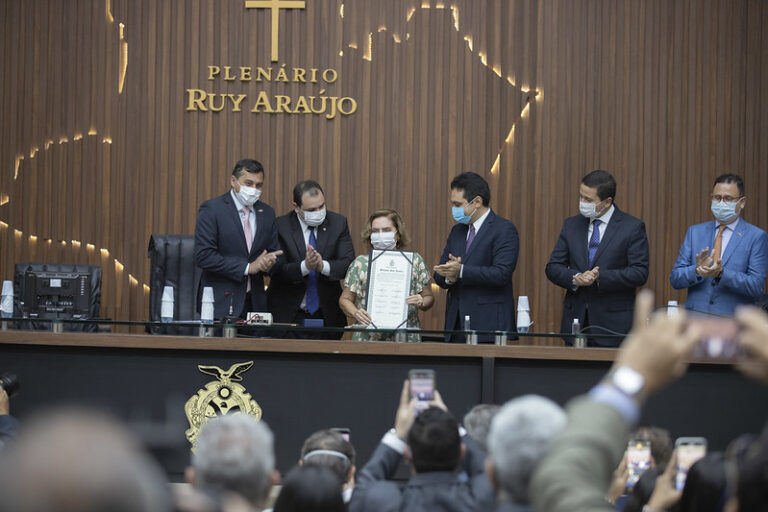 Joana Meirelles recebe Medalha Ruy Araújo, outorgada pela Assembleia Legislativa do Estado