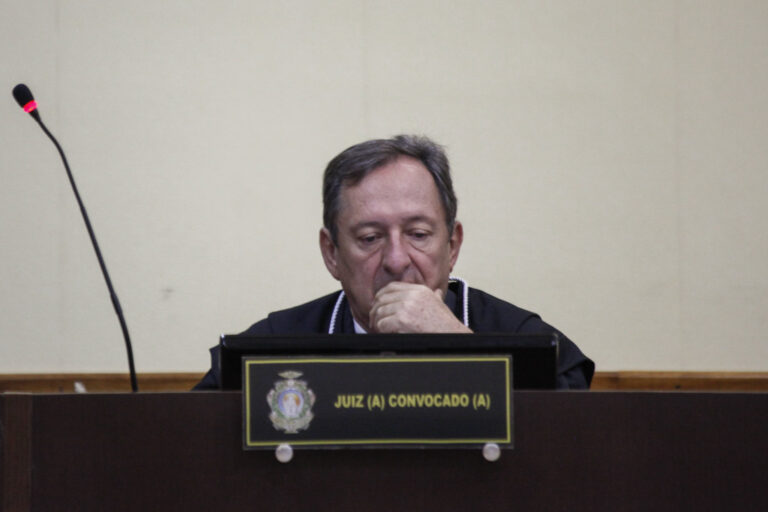 Servidor não pode ter promoção atendida em liminar por implicar em aumento de remuneração