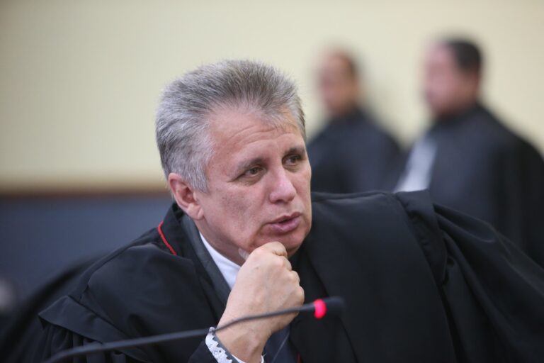 Município de Coari deve indenizar servidor público por atraso no pagamento de salários