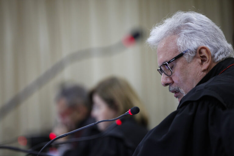 Sem ilegalidade manifesta, habeas corpus não substitui a Revisão Criminal