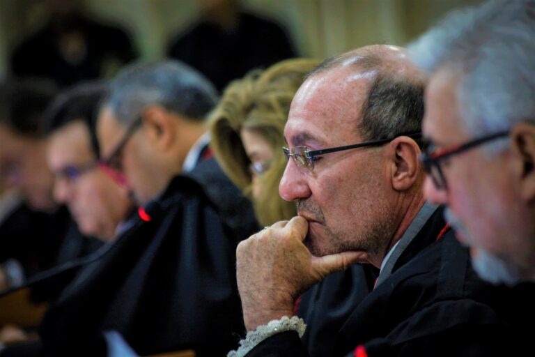 Direitos de servidor/AM não usufruídos na ativa devem ser convertidos em pecúnia, fixa decisão