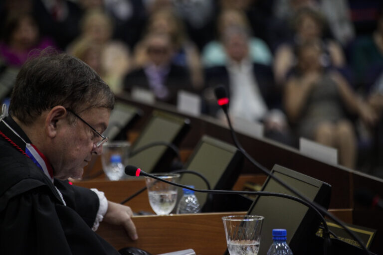 Sendo possível ao Banco restabelecer as cobranças nada impede que em cautelar o juiz as suspenda