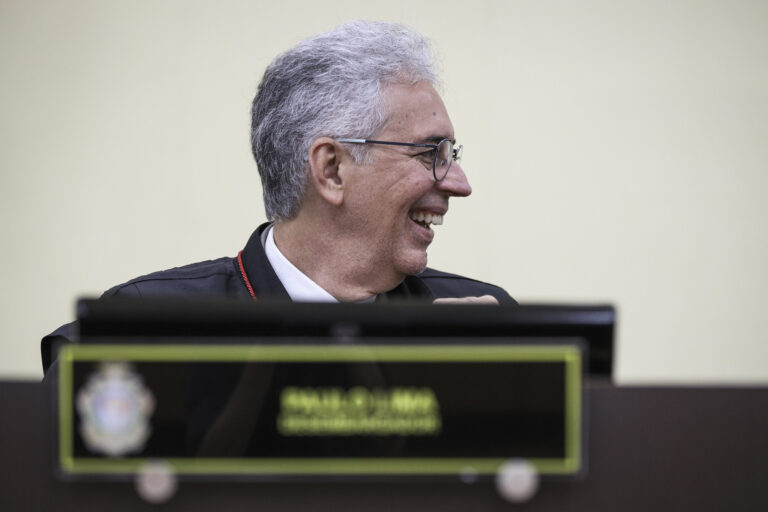 Desequilíbrio da capacidade financeira do alimentante autoriza redução de pensão no Amazonas