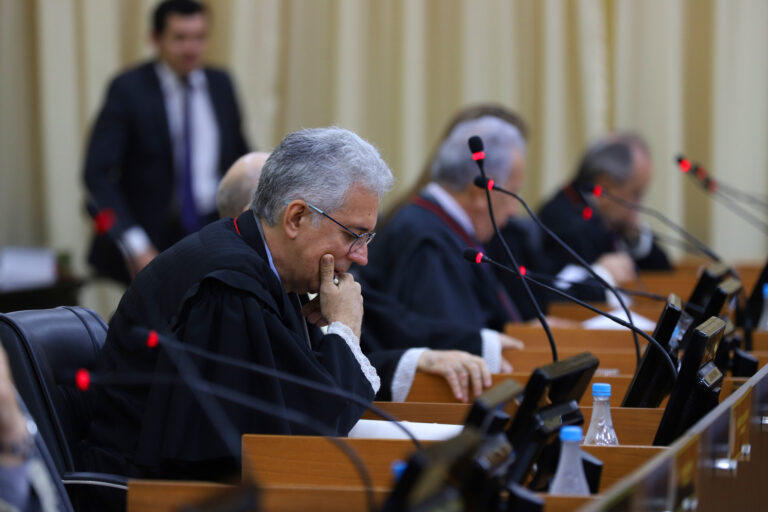 Sem demonstração de uso indevido de área pública em Manaus, inexiste interesse em ação cível