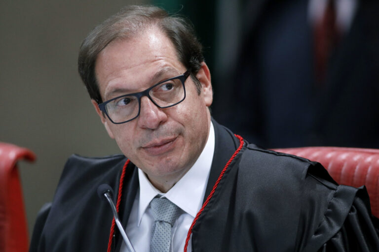 Herdeiro que renuncia à herança deve ser enxergado como se nunca houvesse sido sucessor