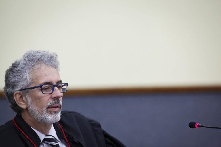 Professora que perdeu chamado de convocação obtém liminar para ser nomeada pelo Estado do Amazonas