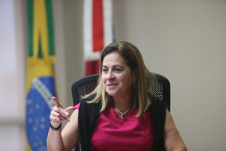 Licença de servidor pode ser prorrogada na via judicial sem que implique em invasão administrativa