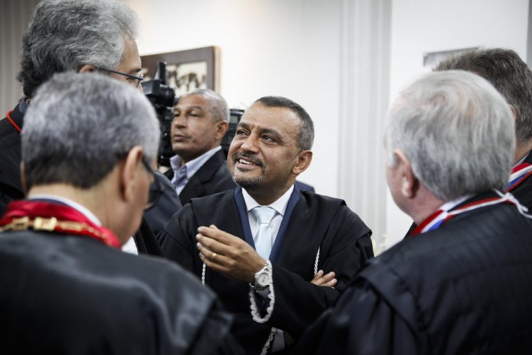 Cabe ao júri apreciar a tese de legítima defesa, havendo pronúncia de acusado