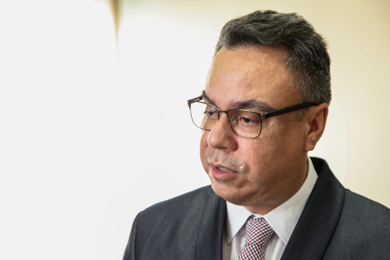 Perda de tempo útil de associado tentando evitar descontos indevidos comporta reparação, fixa  Juiz