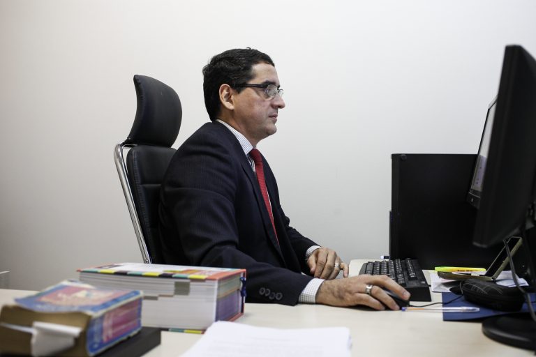 Fingir posse de arma para arrancar bolsa de vítima impõe prisão por roubo em Manaus