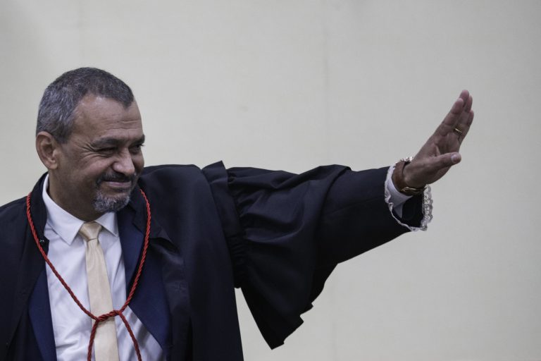 Excesso de prazo não causado pelo réu, em Manaus, importa liberdade ainda que grave o crime