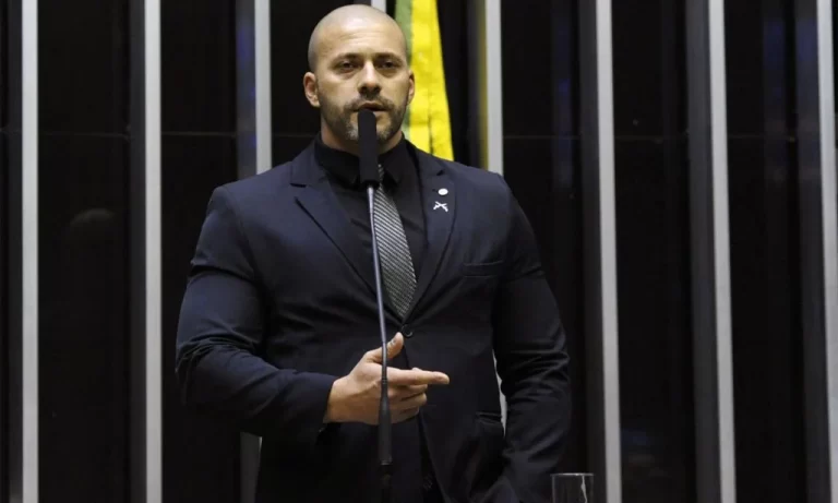 O perdão a Daniel Silveira foi editado em ensinamento de Alexandre de Moraes, diz Bolsonaro
