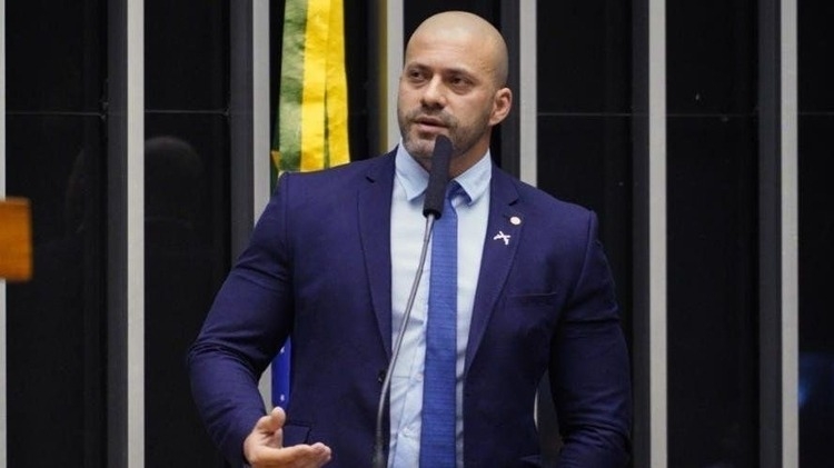 PF apreende arma de Daniel Silveira após determinação de Moraes