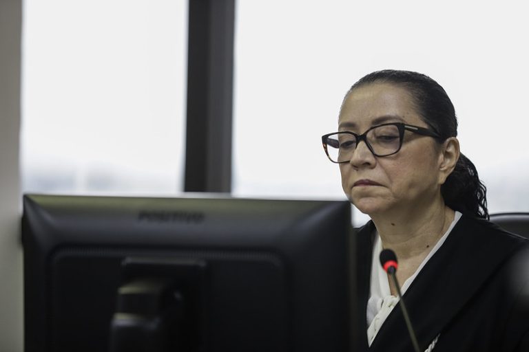 Servidor afastado não isenta Amazonas do dever de pagar encargos previdenciários