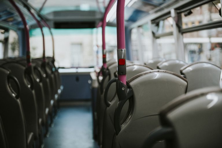 Passageira que caiu dentro do ônibus da Global Gnz em Manaus será indenizada