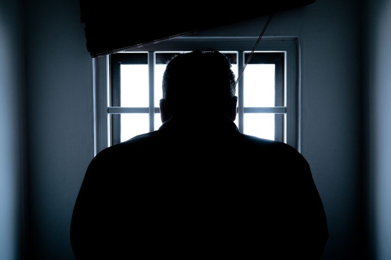 Promotor omisso, juiz inerte e excesso de prazo conferem HC a suspeito de latrocínio no Amazonas