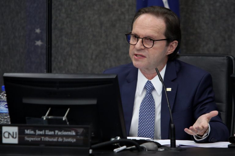 Quantidade mínima da droga apreendida não exclui presunção de que haja comércio