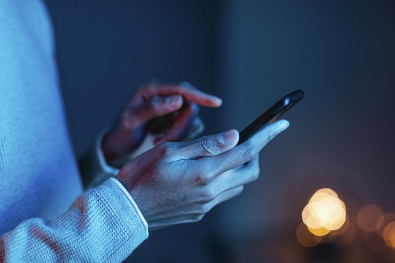 Injúria racial pode ser provada com cópias de mensagens de aplicativo de celular