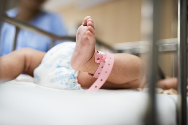 Bebê que teve sequelas de parto em Maternidade do Amazonas garante indenização