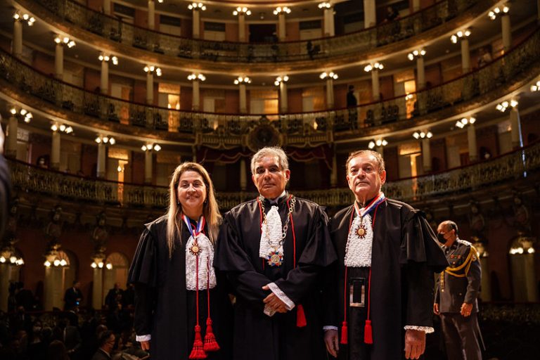 Novos dirigentes do TJAM  tomam posse em cerimônia concorrida