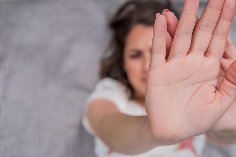 Decepar a orelha da mulher em agressão doméstica firma preventiva no Amazonas