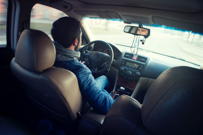 Motorista que esperou pacientemente os assaltantes no carro não pode invocar coação irresistível