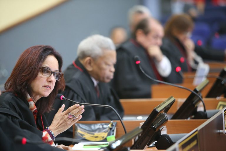 Se a intenção de roubar não se consumou porque a vítima reagiu e quase morre há latrocínio tentado
