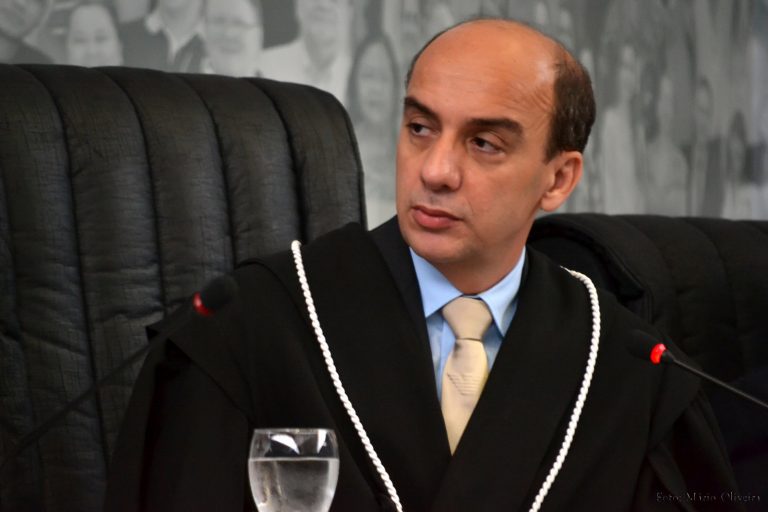 Presidente do TCE-AM emite nota de repúdio aos atentados ocorridos ontem (8), no DF