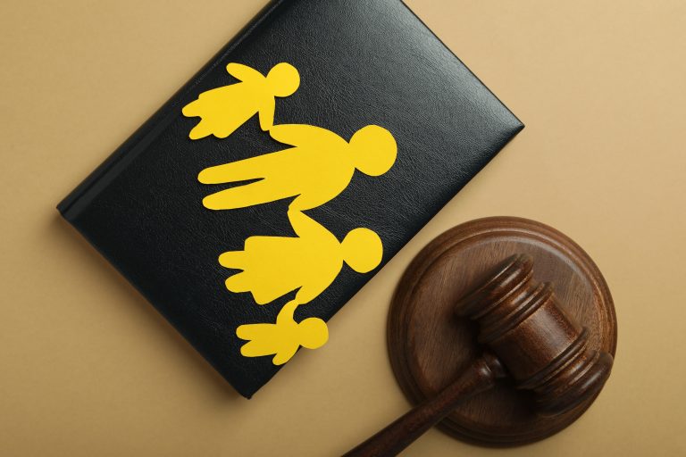 Quem paga pensão de alimentos pode fazê-lo fornecendo o que a criança precisa