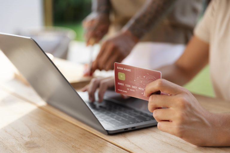 Banco que impõe dois contratos ao consumidor sem seu conhecimento deve indenizar