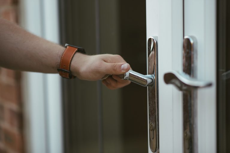 Ex-marido que invade a casa da vítima e ameaça não pode pretender condenação por um só crime